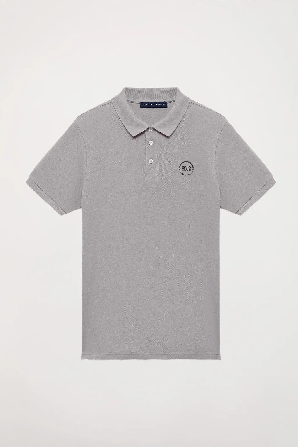 Polo gris piqué con tapeta de tres botones y logo engomado